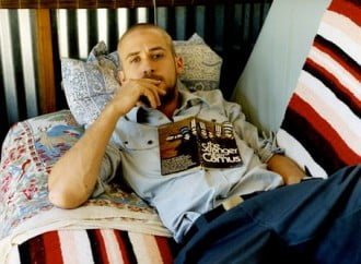 13 Celebrities Caught Reading