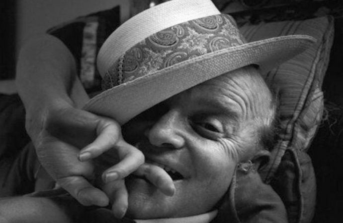 17 Photos Of Writers Wearing Gallant Hats